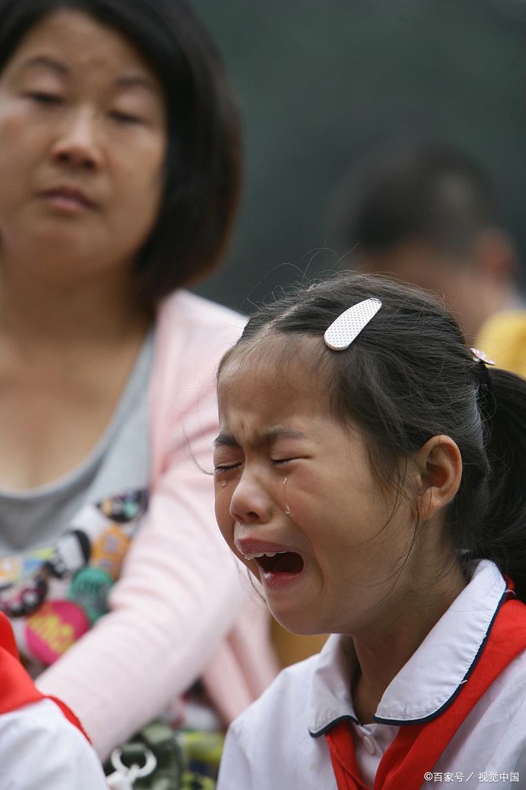 六岁孩子校门口哭泣焦虑表情特写