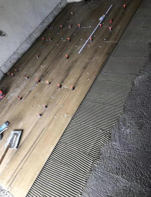 家装瓷砖胶薄贴法施工现场实拍