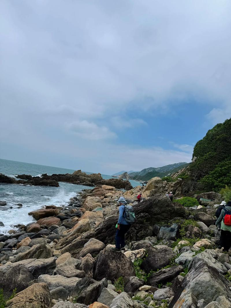 海岛度假沙滩礁石徒步实拍场景