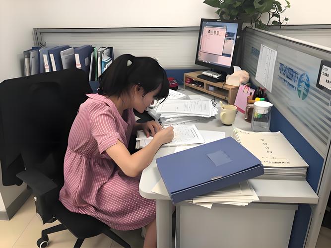 大学见习生坐在开放式办公室工位上专注操作的正面特写