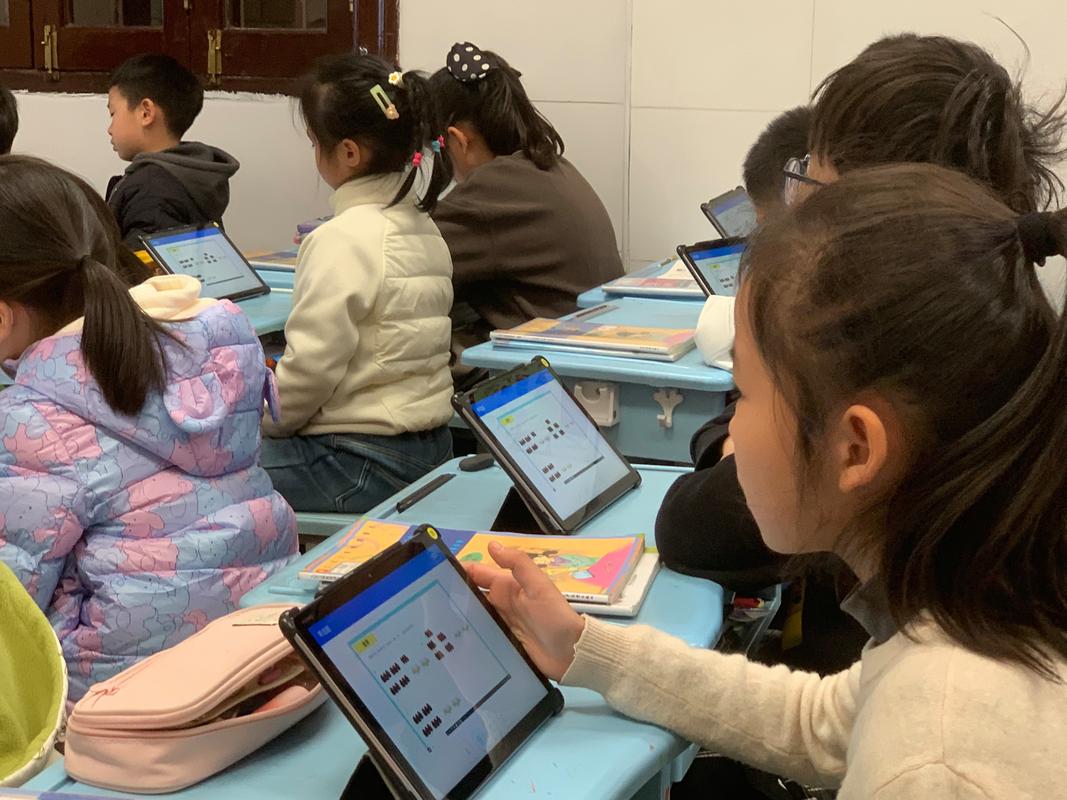 教室中学生混用平板和纸质课本的真实场景