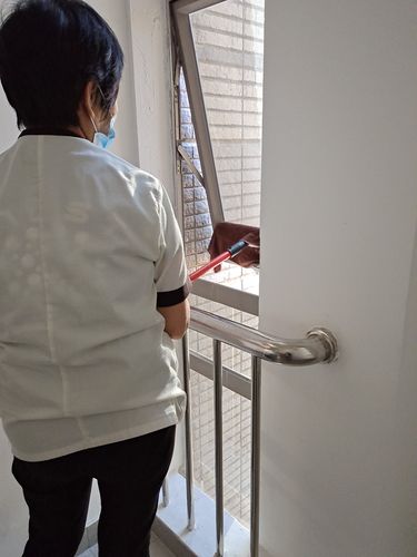 卫生间开窗通风除霉日常图