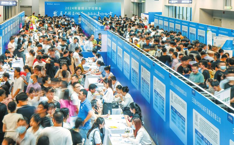 2024年人才市场招聘会拥挤的求职者