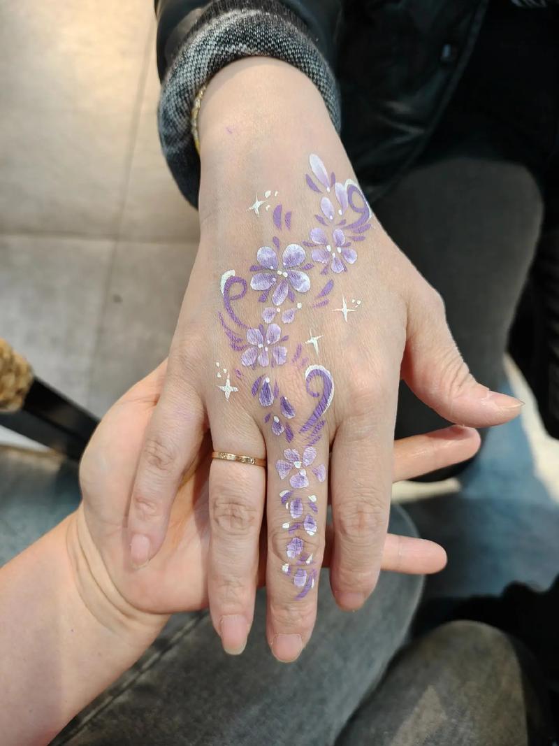 新娘手掌特写绘画纹身婚礼细节