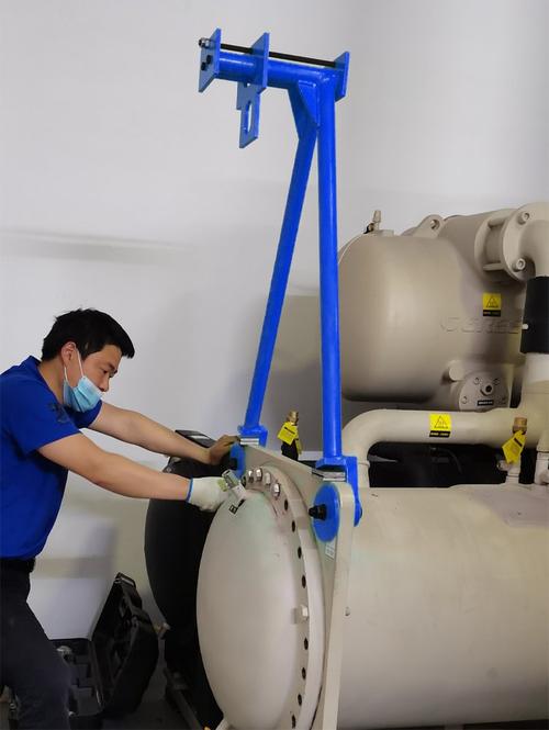 扭力扳手紧固冷凝器固定支架实拍