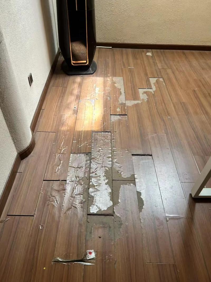 实木地板被重物砸出坑洞特写