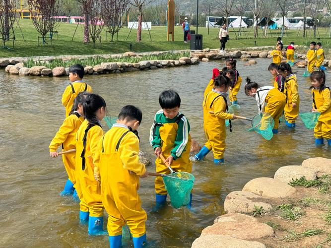 中小学生户外湿地科普捞鱼虾活动现场