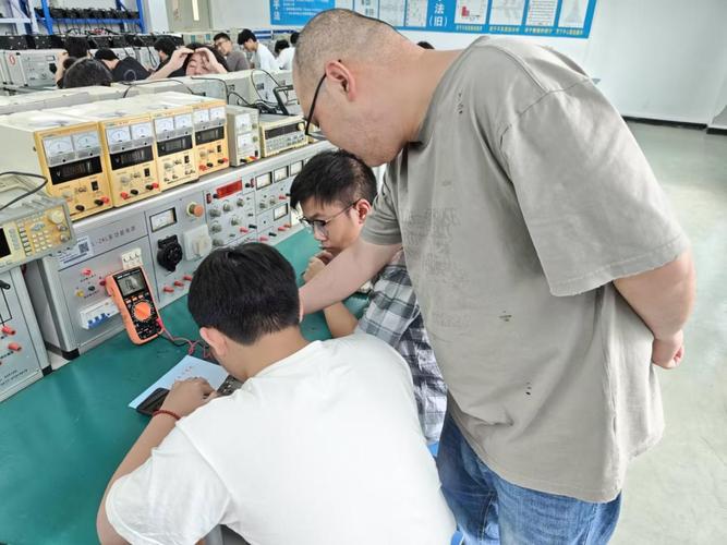 企业工程师和高校教师一起打磨教材实操案例场景