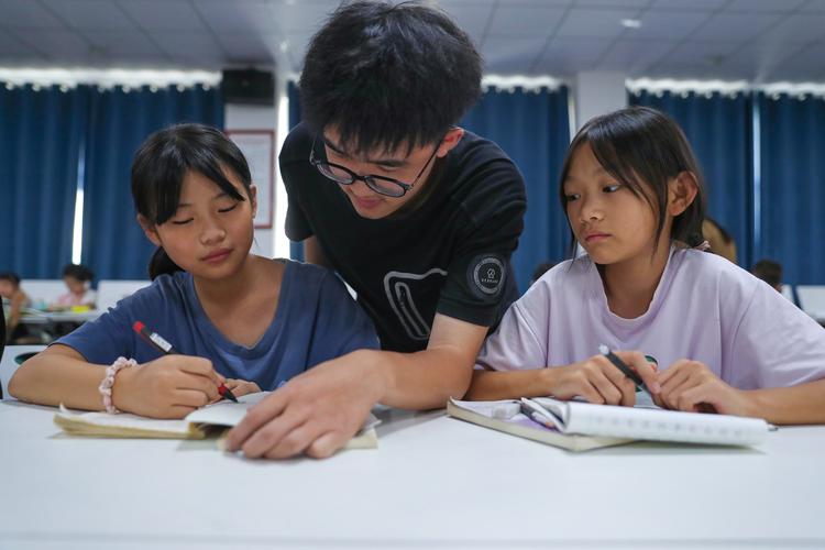 学生依赖辅导班外包学习场景