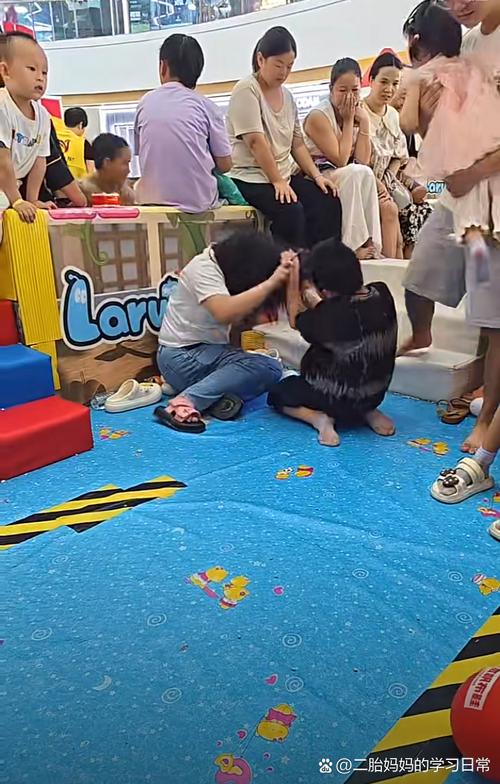 愤怒的幼儿在游乐场抓住妈妈头发