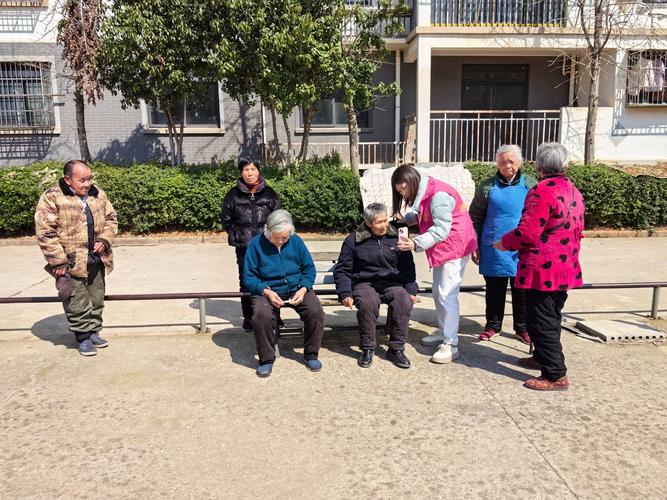 老年人社保刷脸识别失败社区求助现场