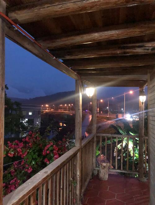 深夜酒店阳台看苍山