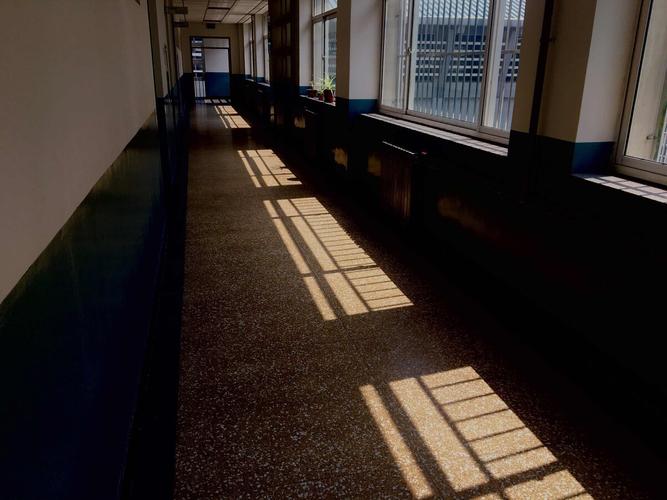 中学走廊半开门漏阳光形成光斑实拍