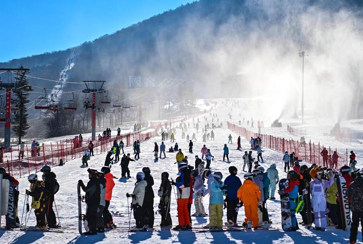 拥挤的滑雪场初级道实拍