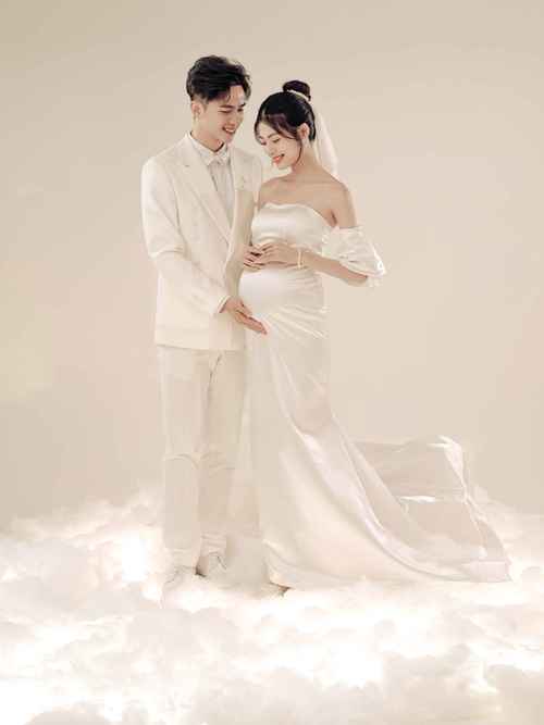 影楼光影下夫妻双人互动孕肚照
