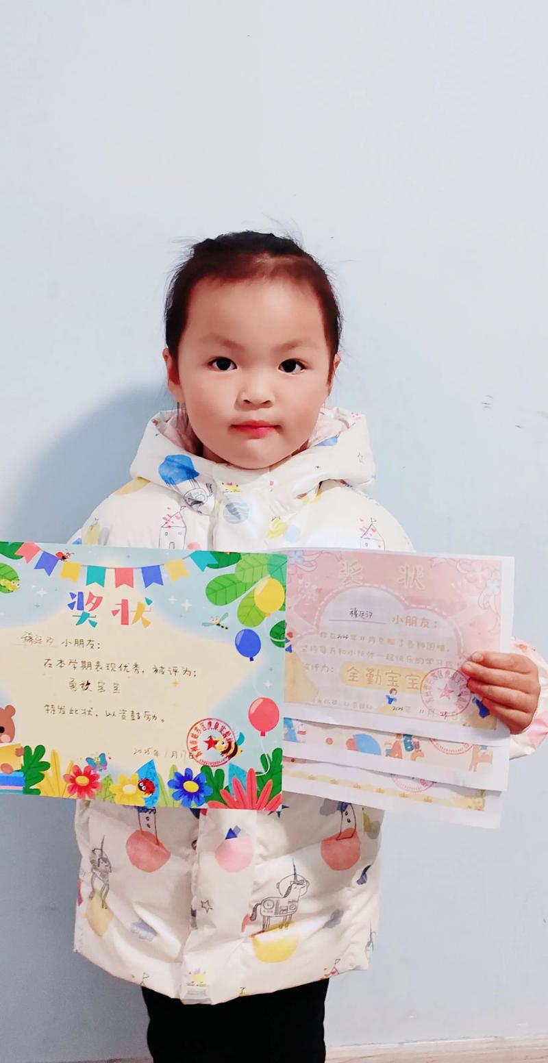 孩子骄傲展示手绘勇气证书