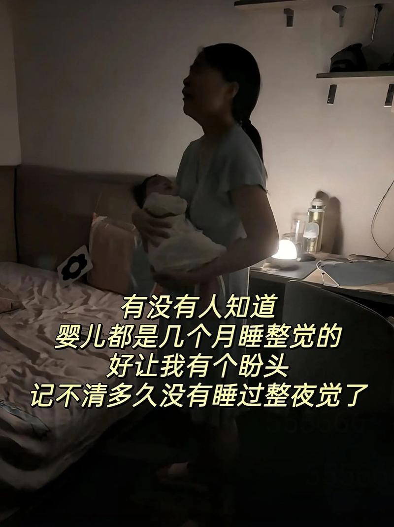 深夜父亲靠在婴儿床边疲惫又温馨的场景