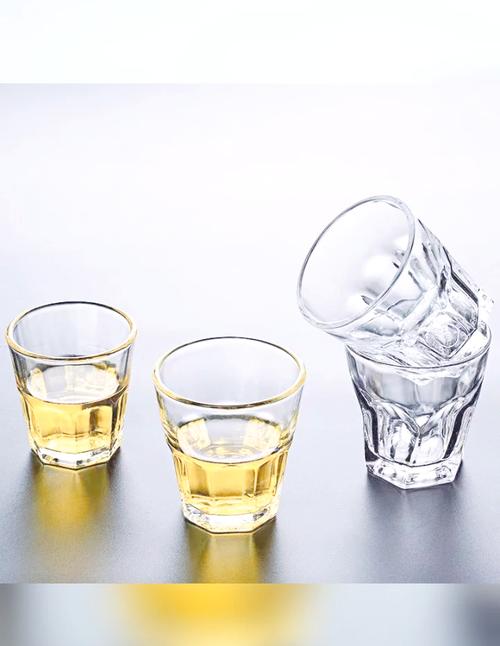 家庭厨房里装着不同溶解物的透明玻璃杯
