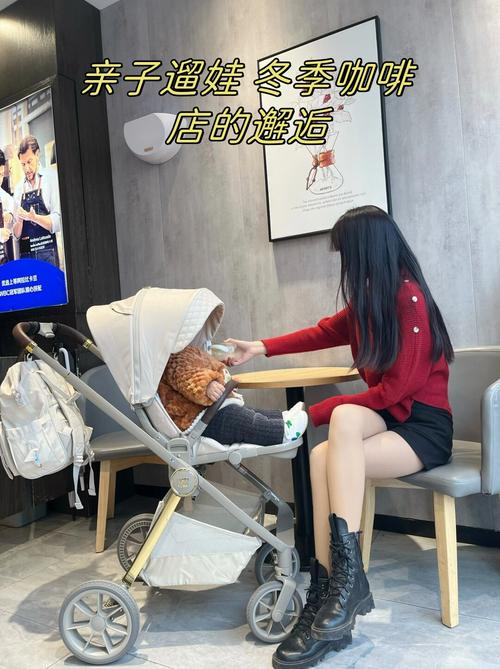 几位妈妈围坐咖啡店吐槽带娃日常图片