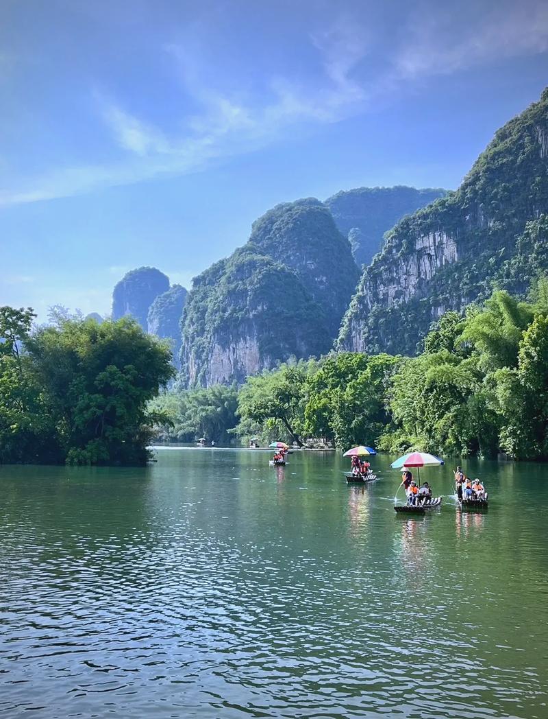 阳朔遇龙河春季人工竹筏漂流