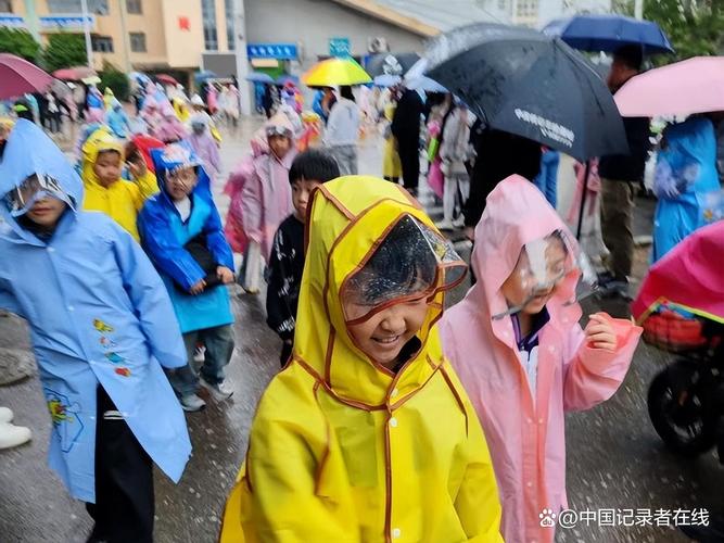 阴雨天校园里学生撑伞快步走向教学楼 表情疲倦