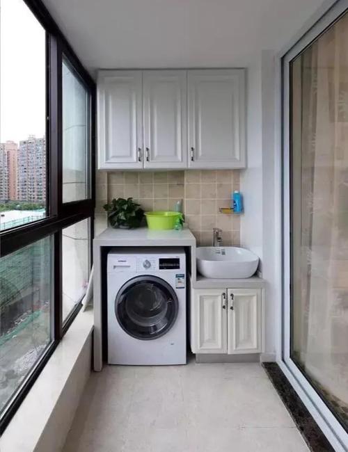 小户型阳台洗衣机柜组合切角定制实景图