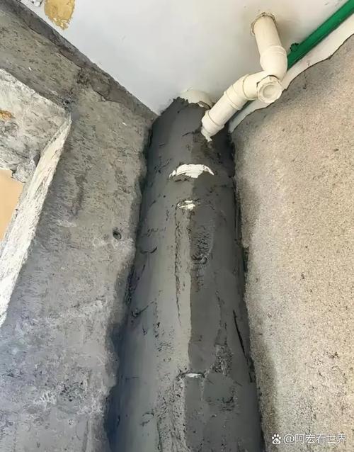 厨卫下水管包完开裂翘边实景图