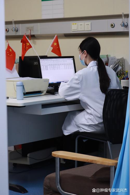 医学生凌晨在医院走廊背书
