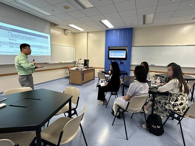 访问学者回国学术报告场景
