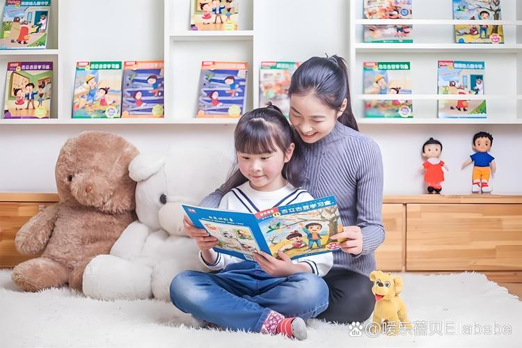 母子绘本阅读语言互动特写场景