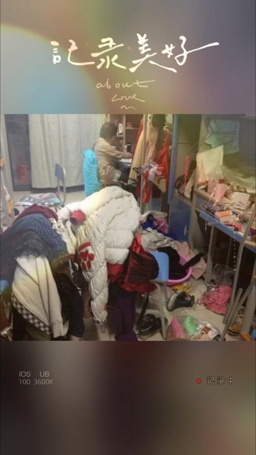 大学生宿舍开网店打包闲置衣服场景