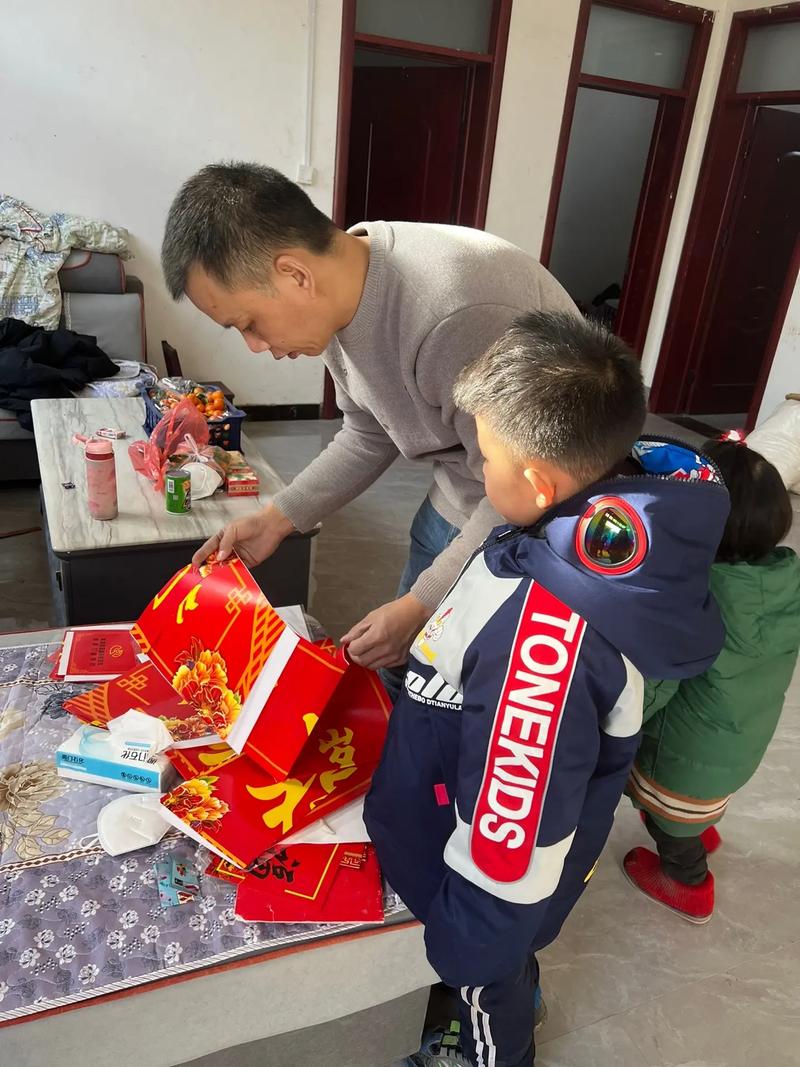 工业爸爸出差回家和孩子一起贴春节对联
