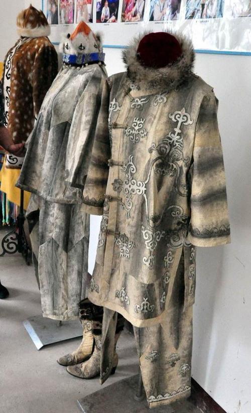 街津口文化站展室悬挂的赫哲族传统长款鱼皮衣