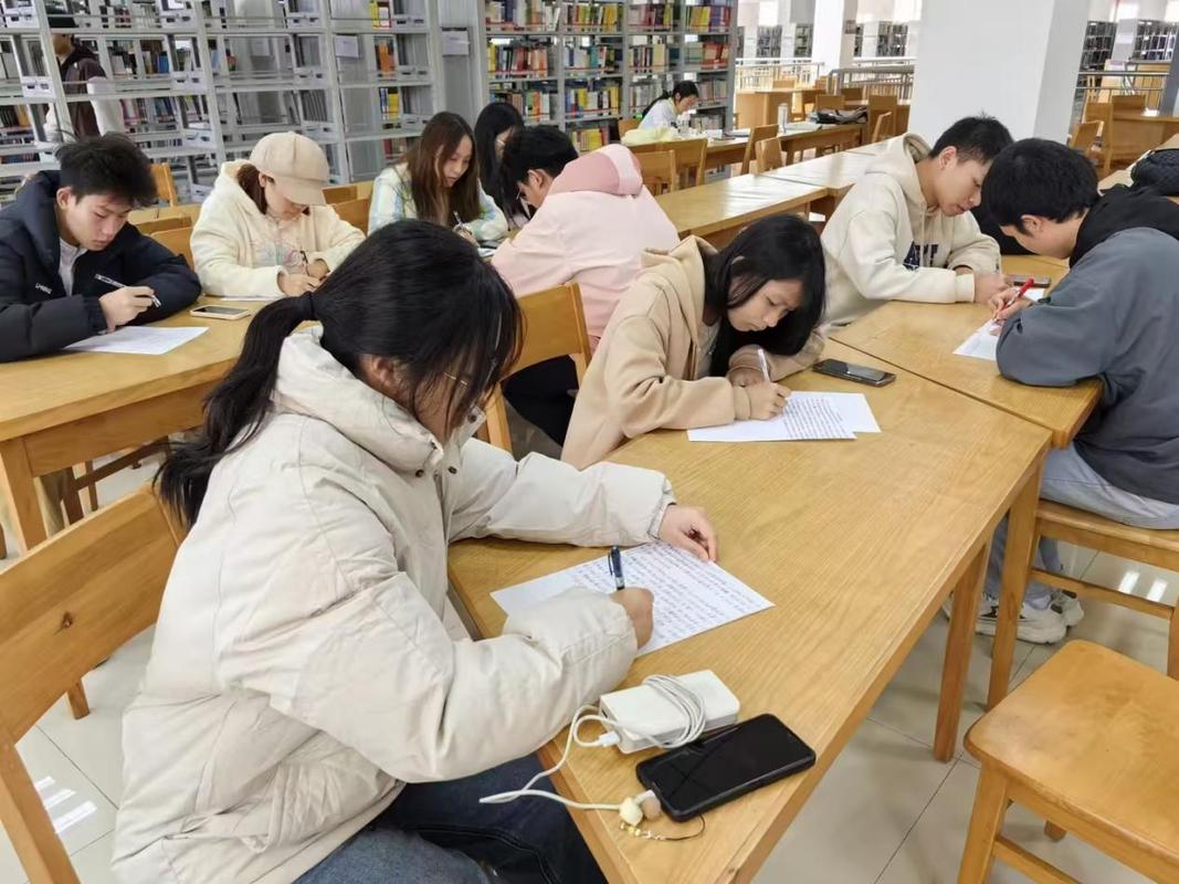 大学招生官阅读文书的工作场景