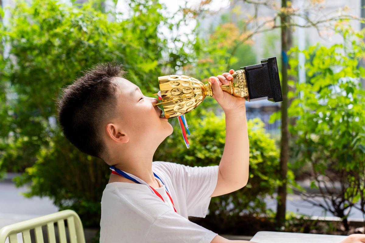 孩子拿着自制话筒在客厅表演的搞笑表情