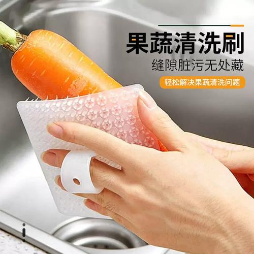 硅胶洗碗刷放在厨房水槽边的实拍图