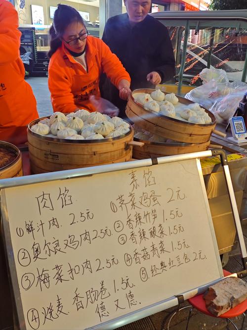社区包子铺门口排队买早餐实拍