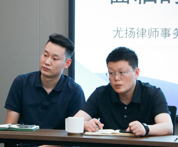 刑事辩护律所资深律师团队分析案情讨论会