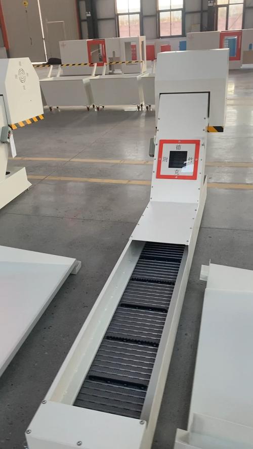 机械加工车间链板排屑器堵塞现场图