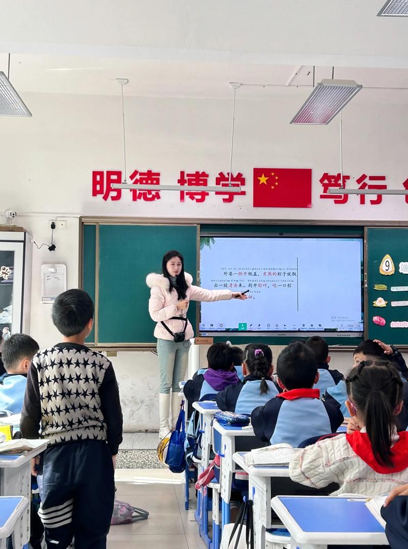 乡村小学代课教师清晨授课