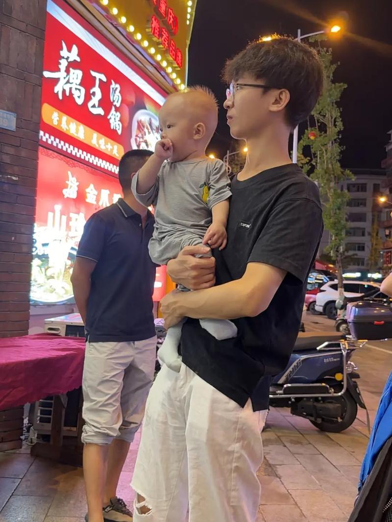 为什么爸爸带娃是“奢侈品”？