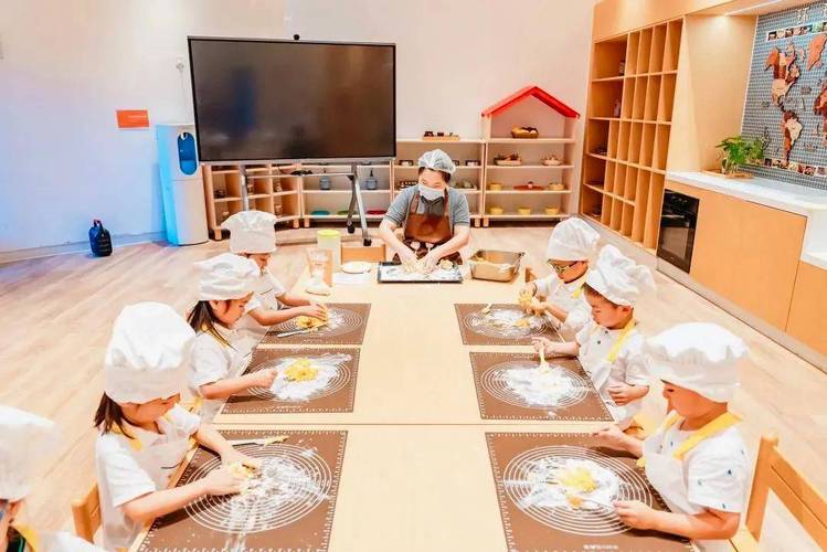 孩子在厨房中通过烘焙学习数学比例的场景