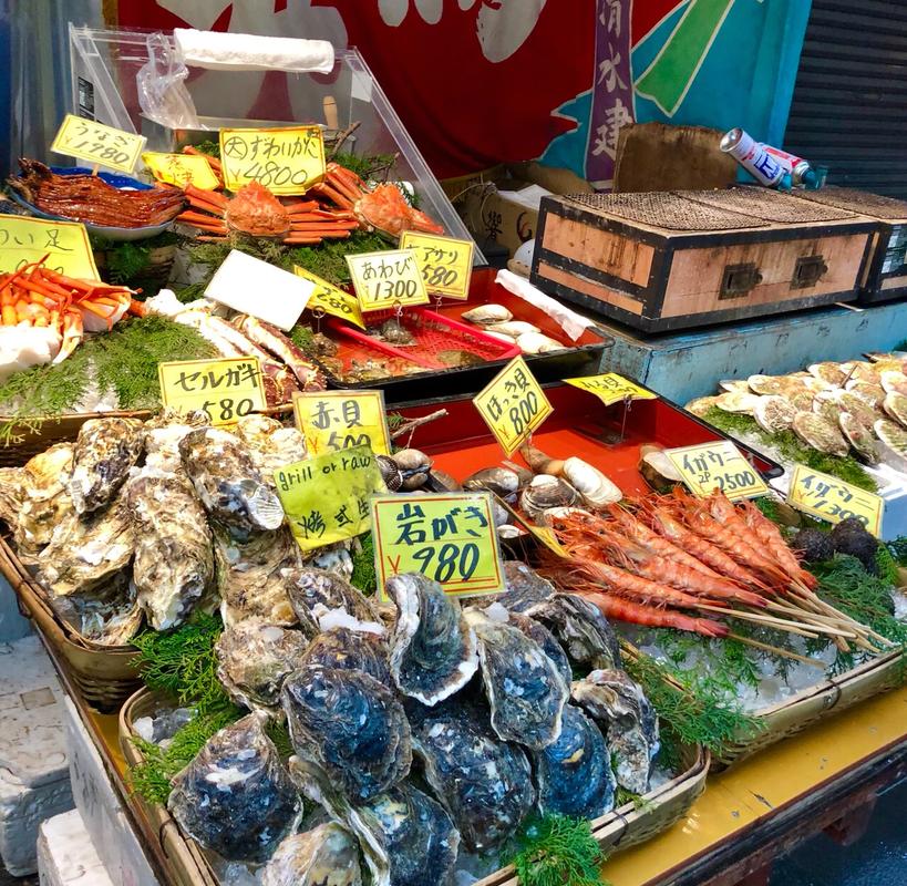 大阪黑门市场烤海鲜摊位烟火气