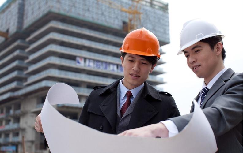 二级建造师施工现场工作场景