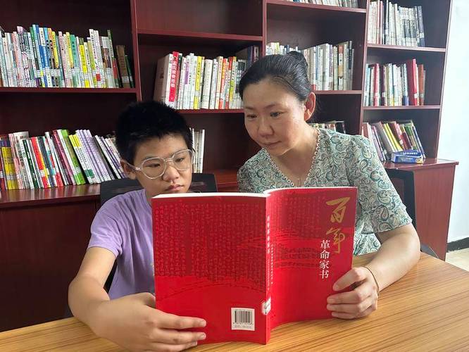 亲子一起翻旧书籍查历史资料桌面场景