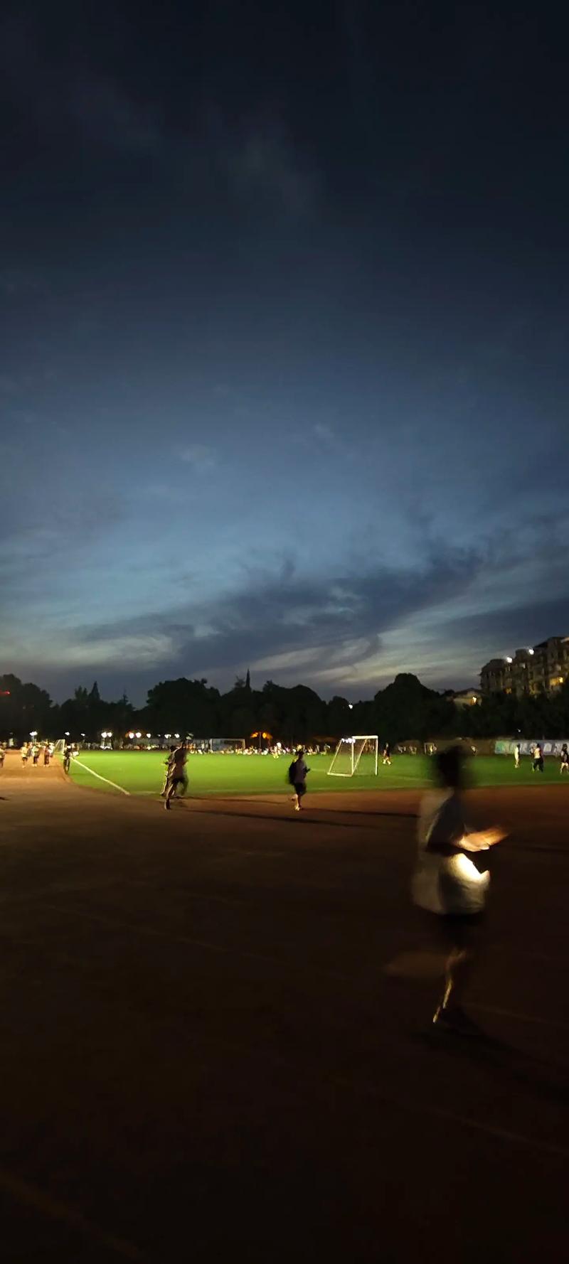 大学生夜间跑步缓解压力的操场夜景