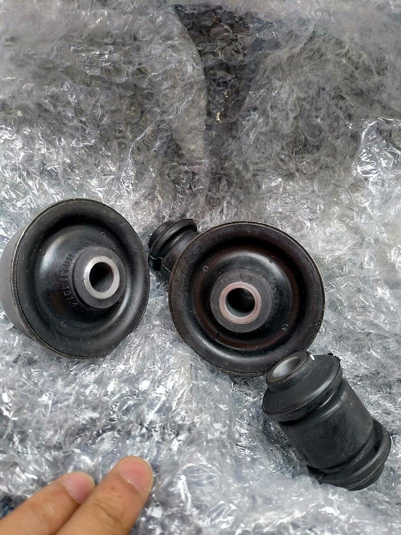 举升机上架的家用车前下摆臂胶套开裂实拍