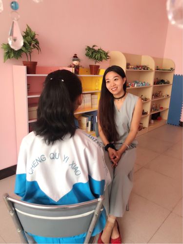 学校心理老师与学生进行一对一心理评估