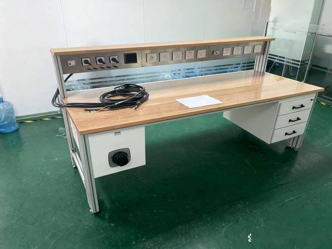 电子实验室工作台上的测试仪器对比
