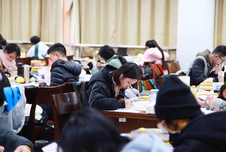 年轻人图书馆备考编制内岗位场景